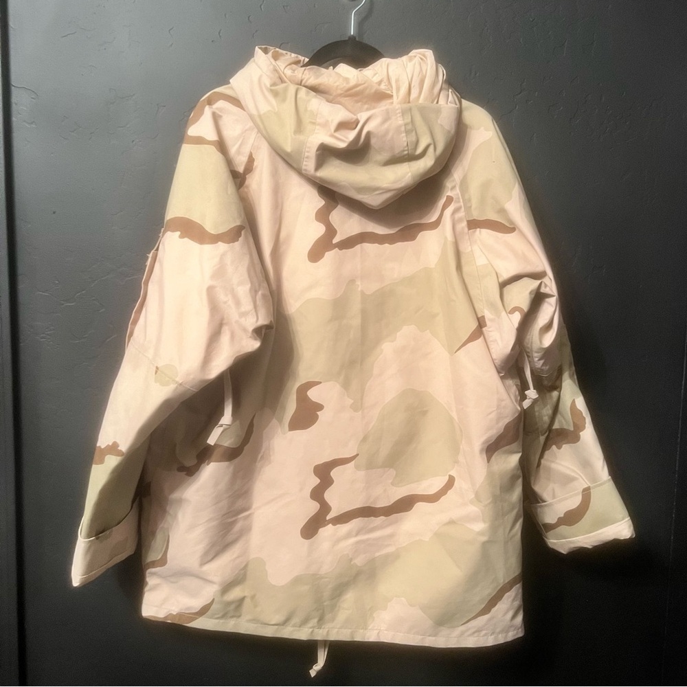 USGI ECWCS Tri- Color Camouflage Size: M cold weather parka. T
Hooded Jacket - Picture 10 of 13
